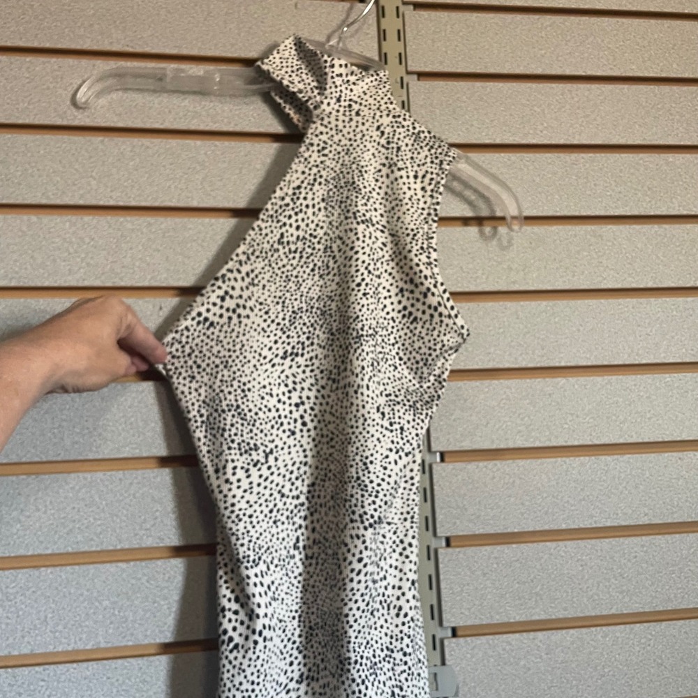 Red by BKE Women XS Mock Neck Sleeveless Dalmatian Print Ribbed  Top Chic Office